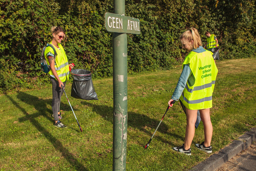 Twee vrouwen die afval aan het ruimen zijn