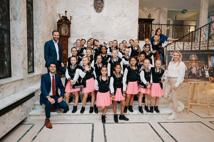 Foto van een groep kinderen in het stadhuis